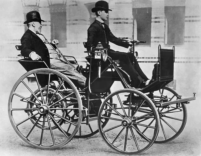 Готлиб Дајмлер и Вилхелм Мајбах дизајнирали су аутомобил 1885