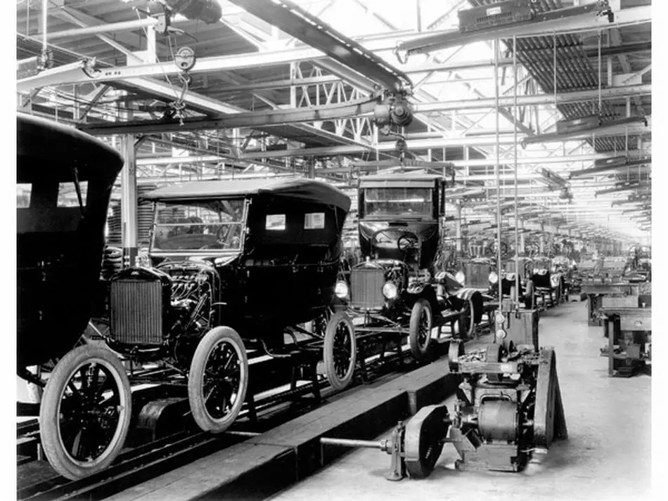 Прва покретна монтажна линија Форд 1913
