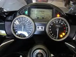 Светла упозорења за мотоцикл на командној табли су укључена