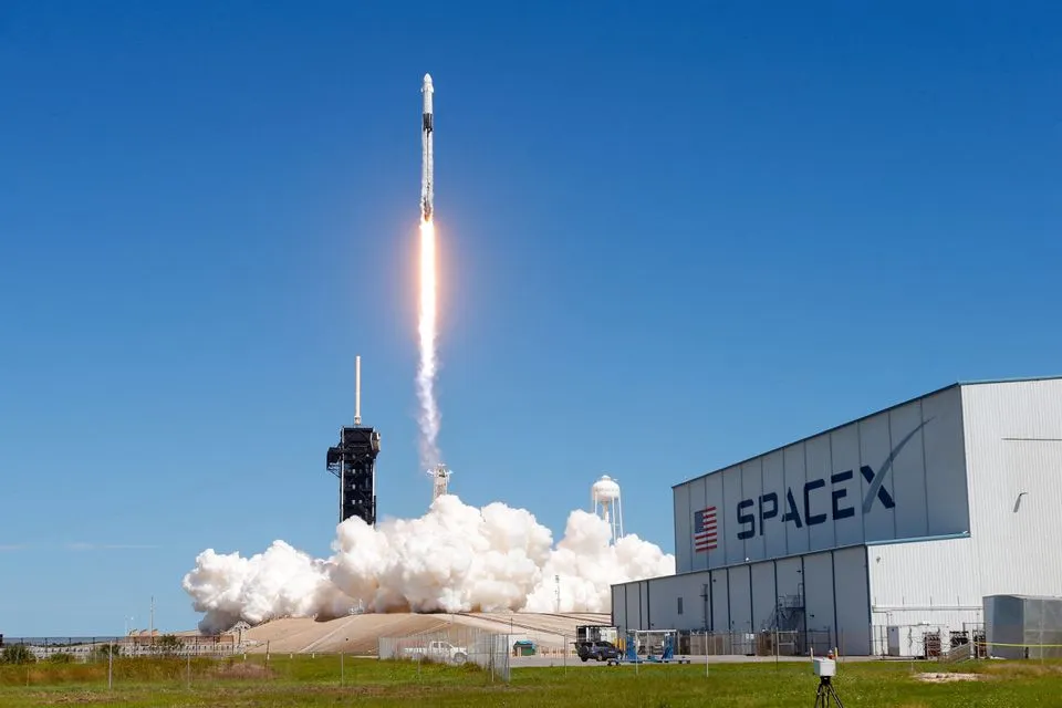 Лансира се ракета СпацеКс Фалцон 9 са модулом Драгон