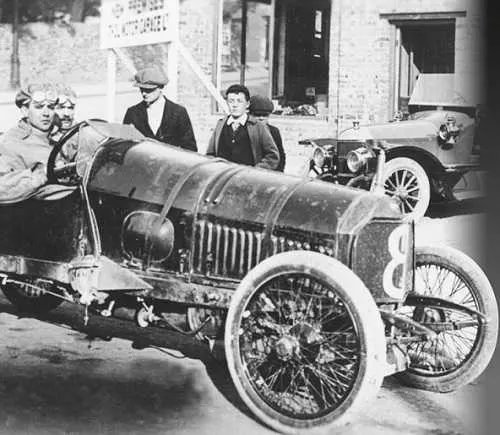 Волтер Овен Бентли у ДФП аутомобилу, 1914